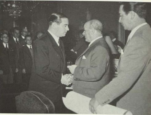 O Presidente da Câmara, faz entrega do prémio «Júlio César Machado» ao jornalista Luís Teixeira. In Revista Municipal / Câmara Municipal de Lisboa. - A. 16, nº 67 (4º Trim. 1955), p. 37