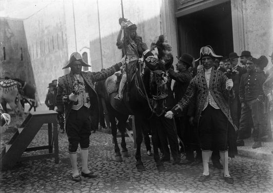 Procissão do Corpo de Deus, o pagem na sua montada. Benoliel, Joshua. 1910. Cota JBN000800. AML - Arquivo Fotográfico. Procissão do Corpo de Deus, o pagem na sua montada. Benoliel, Joshua. 1910. Cota JBN000800. AML - Arquivo Fotográfico.