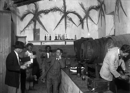 Interior de Taberna. Cunha, Ferreira da, Anterior a 1930. AML - Arquivo Fotográfico. Interior de Taberna. Cunha, Ferreira da, Anterior a 1930. AML - Arquivo Fotográfico.