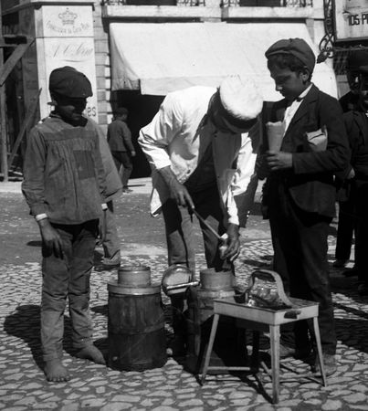 Vendedor ambulante de gelados. Joshua Benoliel, 1908. Arquivo Fotográfico de Lisboa. Cota JBN000177. Vendedor ambulante de gelados. Joshua Benoliel, 1908. Arquivo Fotográfico de Lisboa. Cota JBN000177.