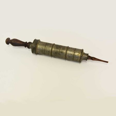 Seringa Enema. Espólio Museológico da Escola Superior de Enfermagem do Porto. Século XVIII. London. Seringa Enema. Espólio Museológico da Escola Superior de Enfermagem do Porto. Século XVIII. London.