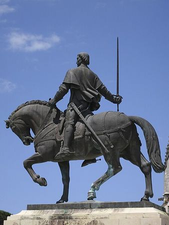 Estátua equestre de Nuno Álvares Pereira junto ao Mosteiro da Batalha, da autoria de Leopoldo de Almeida (foto de Manuel V. Botelho)
